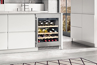 Nevera para vinos inteligente situada en una cocina moderna