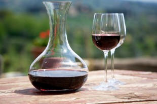 Prije pretakanja vino bi trebalo ohladiti u vinskoj vitrini.