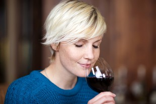 https://home.liebherr.com/media/hau/images/wine/wine-special/wine-special-content/liebherr-tasting-wine-1_img_310.jpg